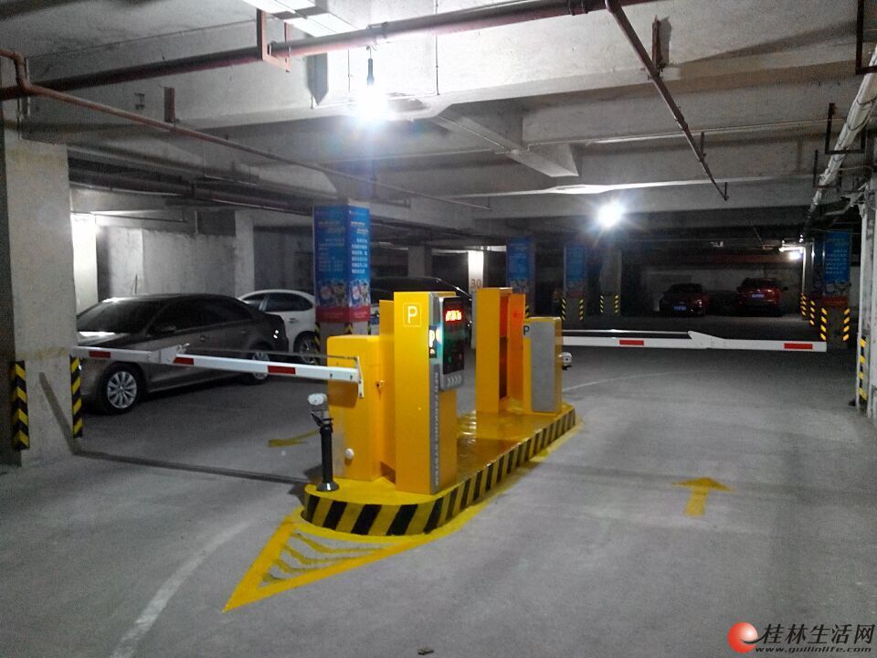 智慧通行新篇章 道閘、人行道擺閘與大型停車場智能收費系統(tǒng)構筑現(xiàn)代智能停車場